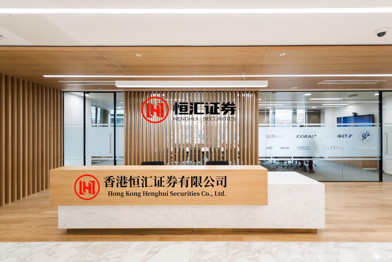 宏赢策略APP下载 老挝国庆阅兵彩排，中式正步队列引人瞩目，女兵步伐有力整...